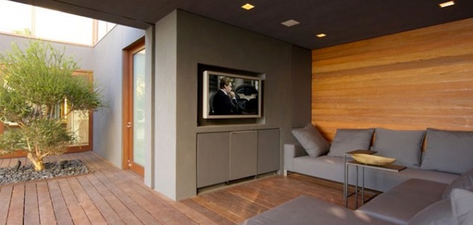 Outdoor-TV-and-surround-sound-800x563